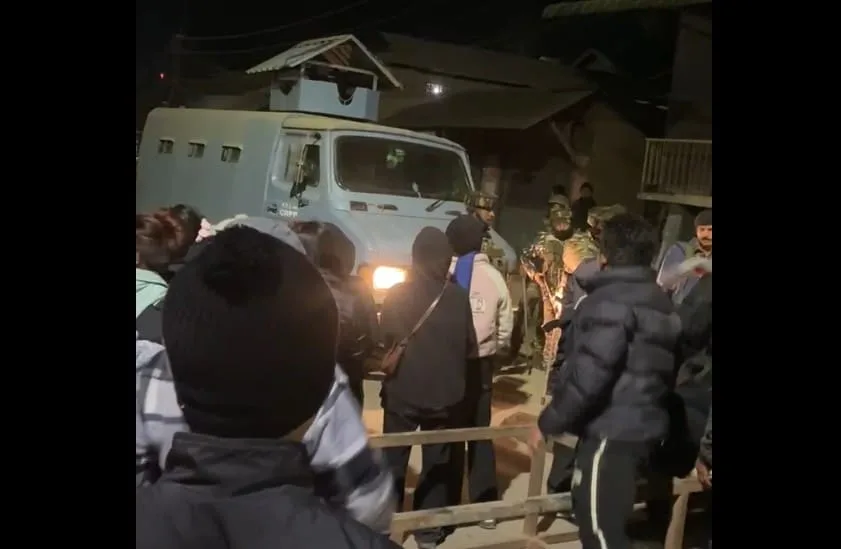 A furious mob attacked the SP office in Manipur’s Kangpokpi, many people were reported injured.