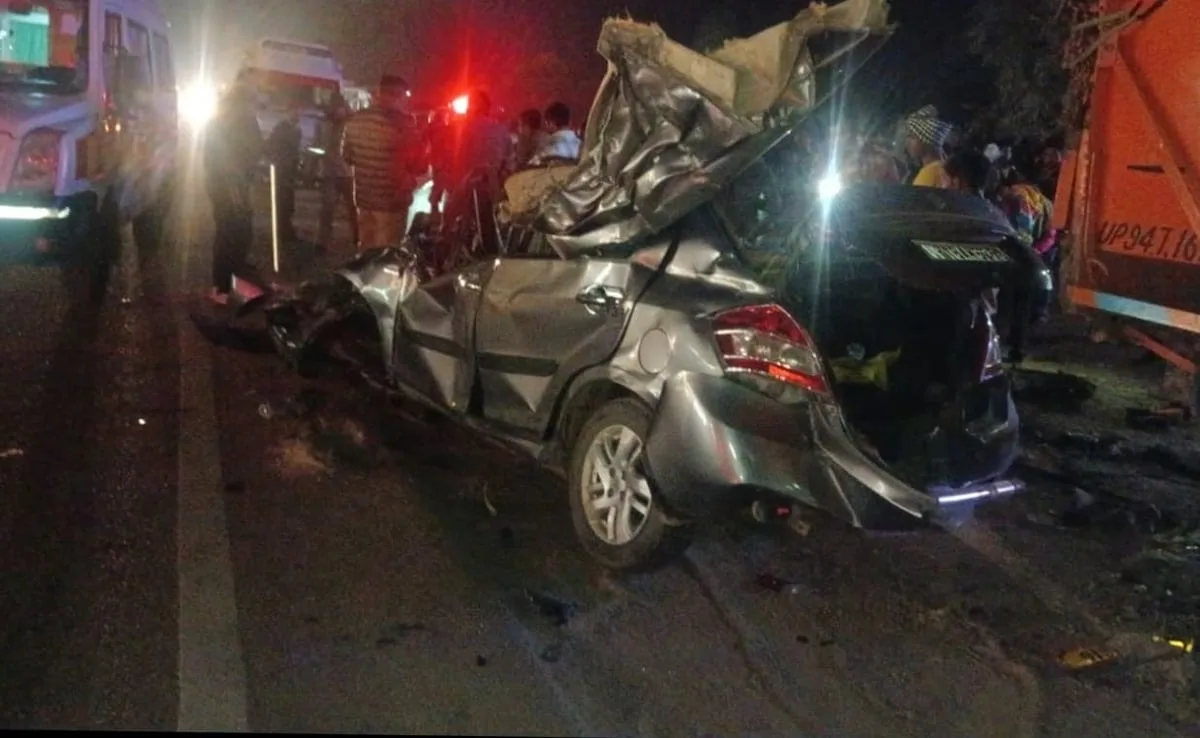 Jhansi: A young man was returning with two friends after getting engaged, the car collided with a parked truck, all three died.