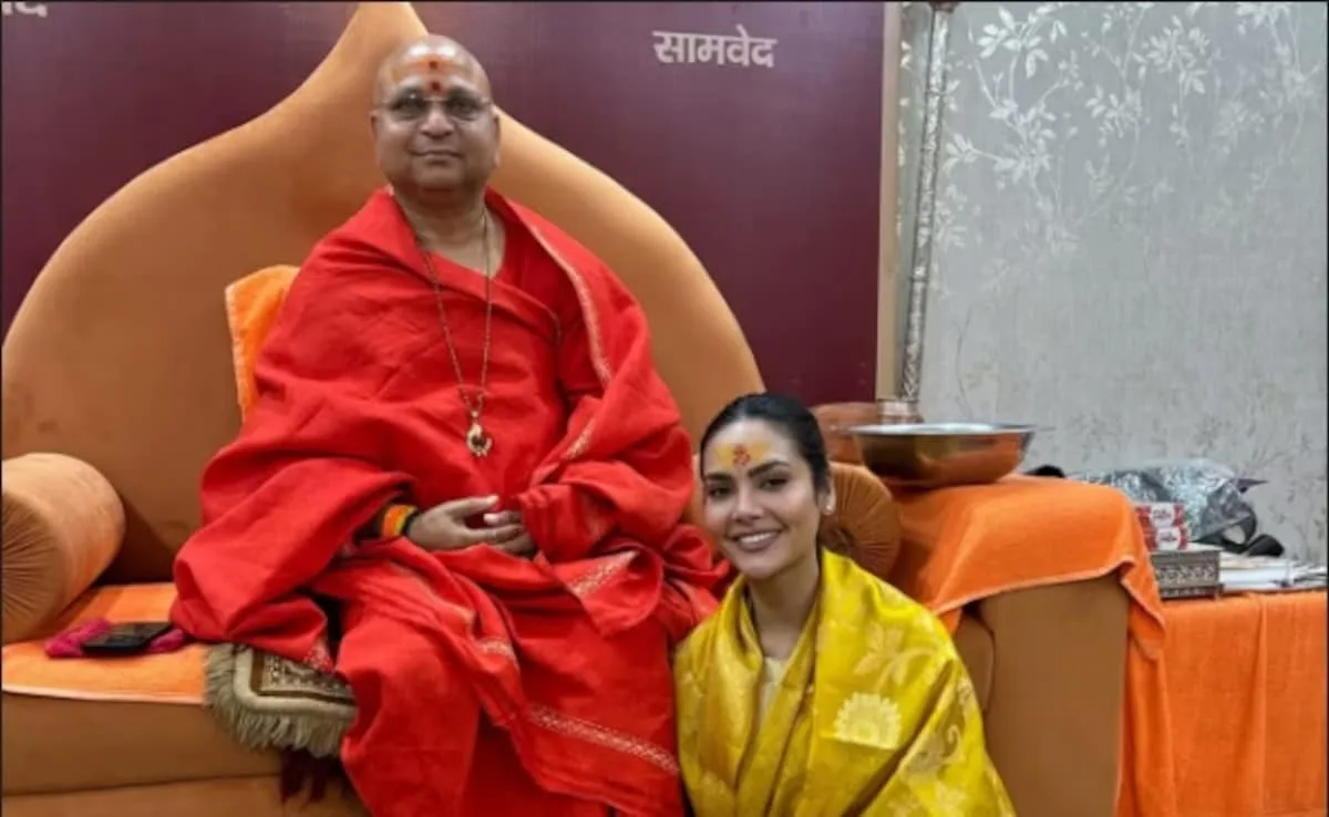 ‘Ashram’ fame Esha Gupta reached Prayagraj, diverted in the confluence wearing a saffron saree, I have come as Sanatani in Mahakumbh