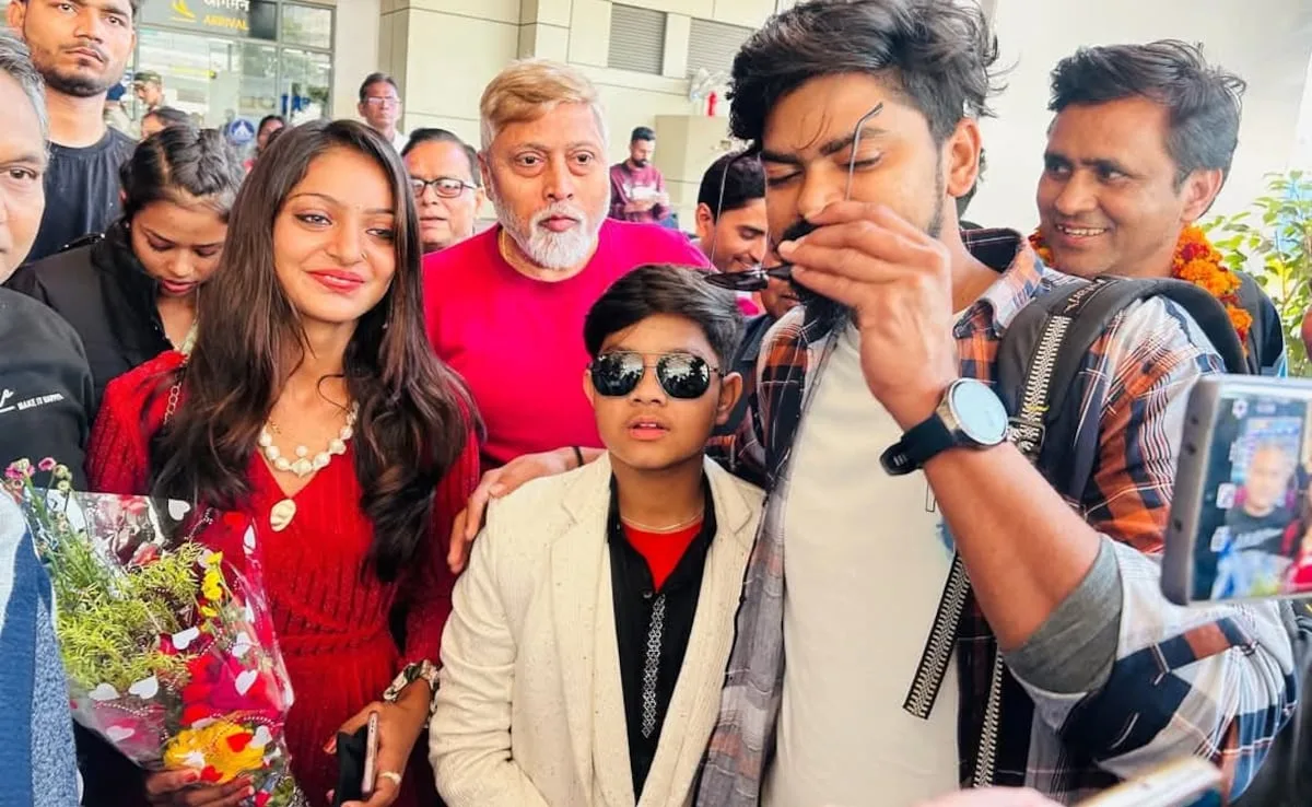 Monalisa with Mahakumbh welcome at Patna Airport, viral girl dialect – Namaste Patna