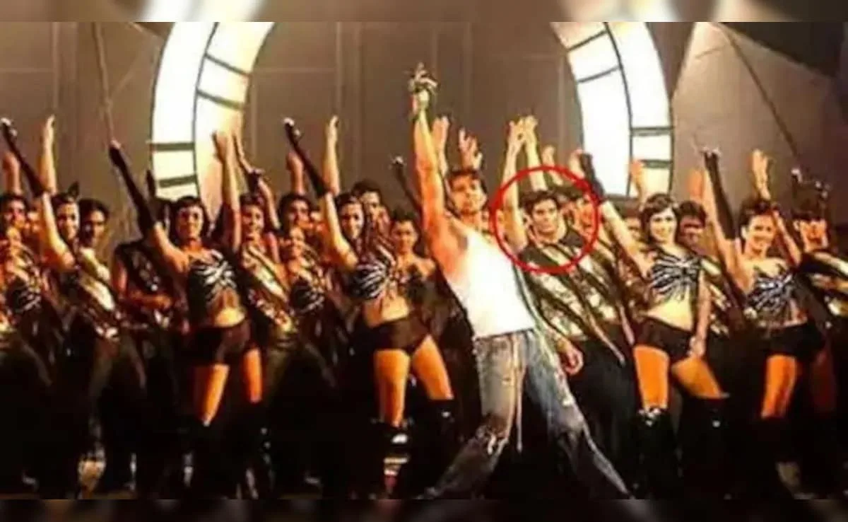 This boy who dancing behind Hrithik became famous for Shahrukh-Salman, made such a name, Amar … recognized the superstar?