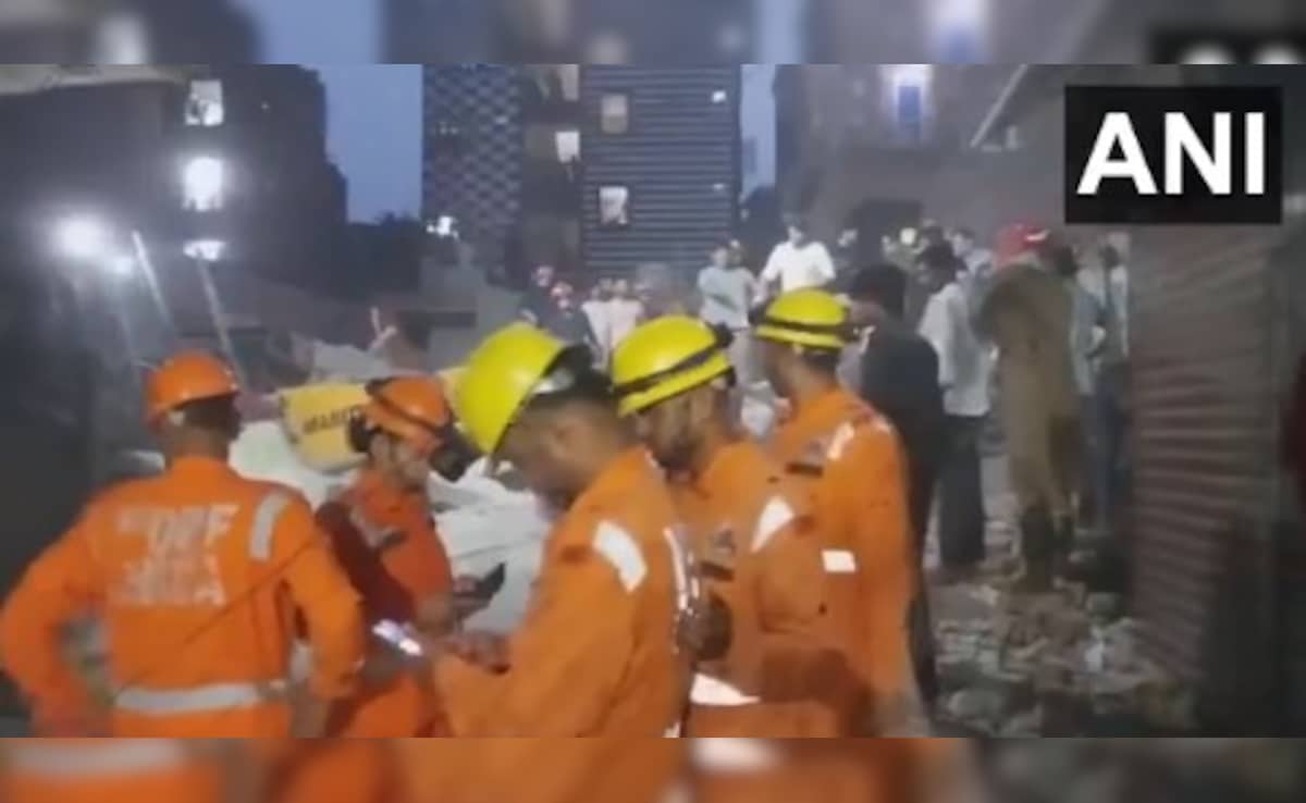 Building fell in Delhi’s Mustafabad, news of many people being buried