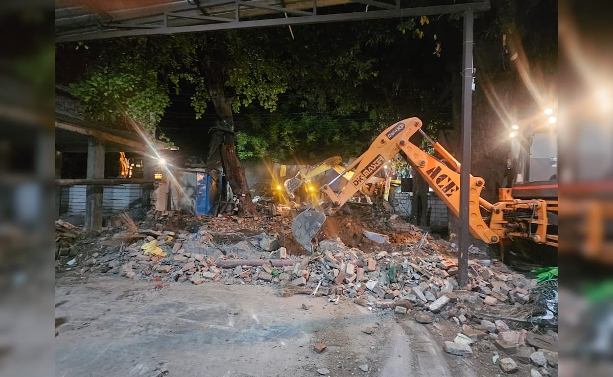 Bulldozer went on illegal tomb in hospital in Dehradun, complaint was lodged on CM portal