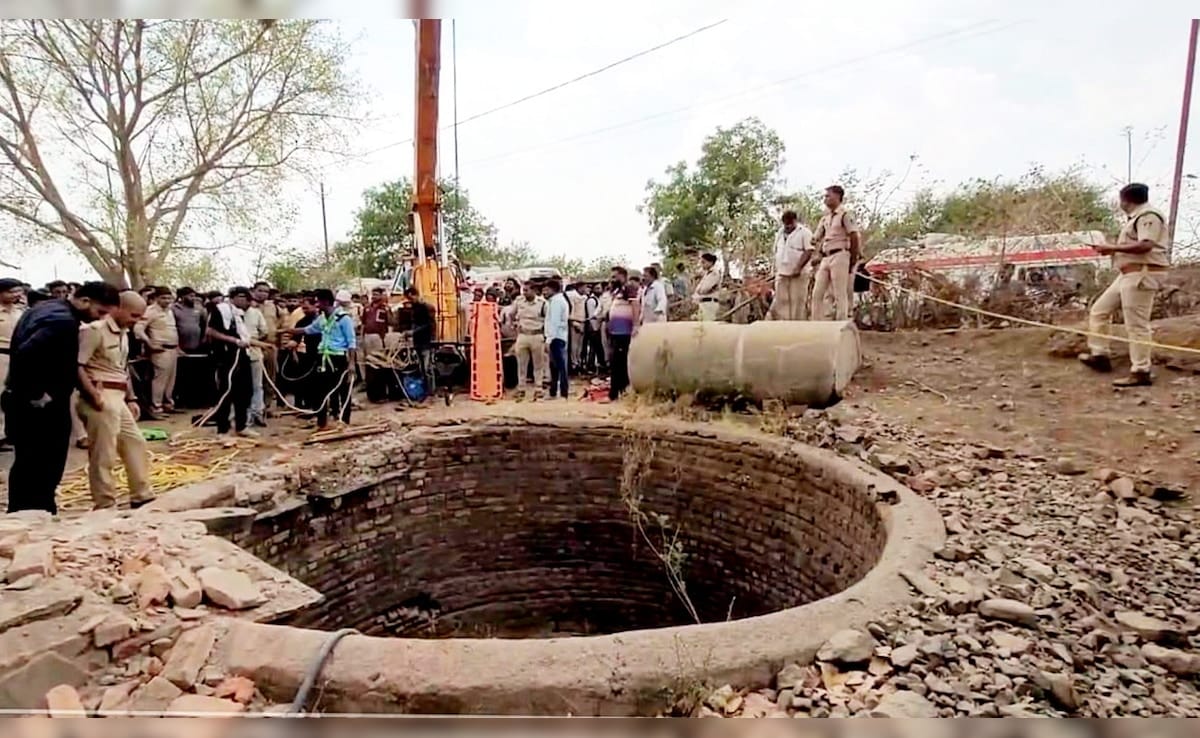 Madhya Pradesh: Van fell in a well after hitting a motorcycle, 12 people died