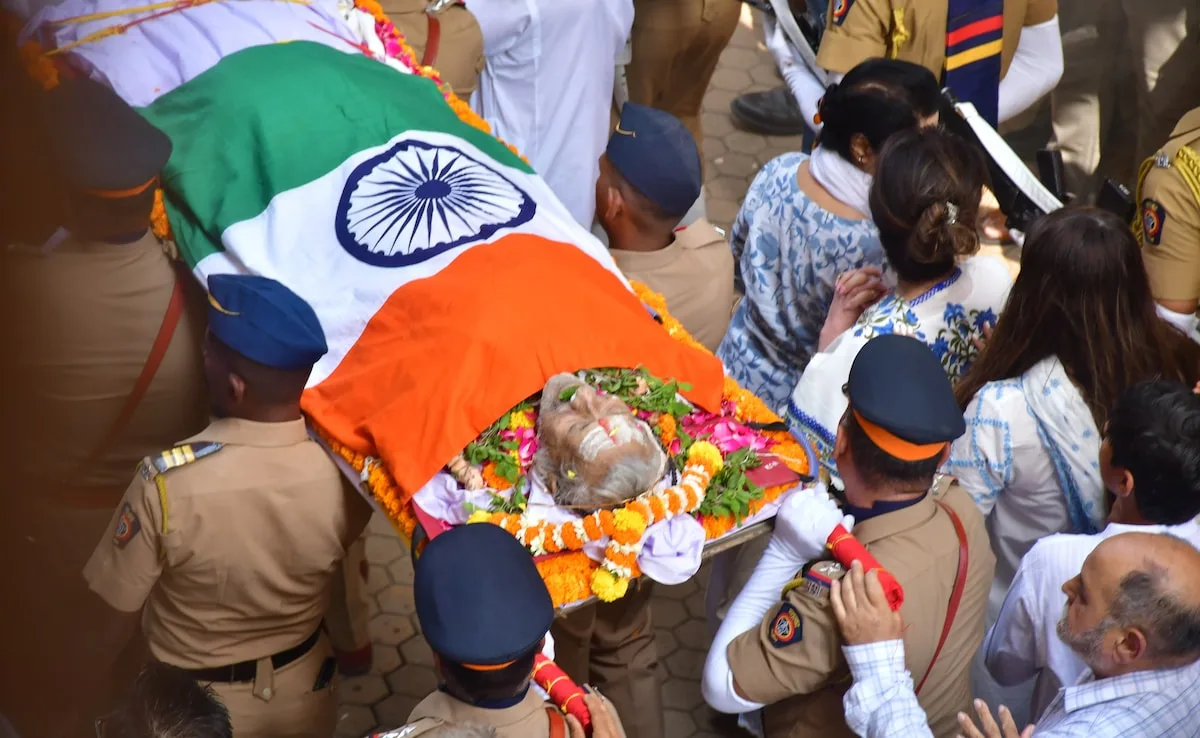 Manoj Kumar’s last rites with full state honors, Amitabh Bachchan arrived to visit, video viral