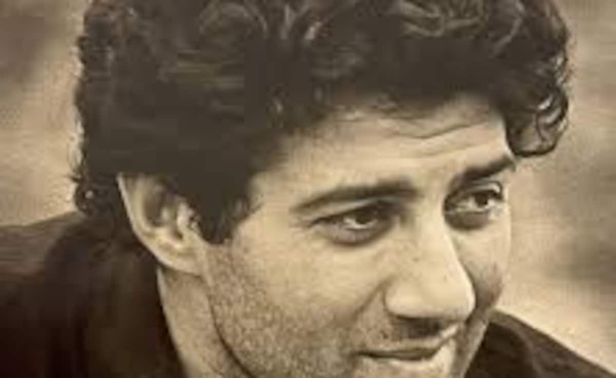 Sunny Deol got the blessings of this legend star on the Muhurta of her debut film 42 years ago, Papa Dharmendra shared the old photo