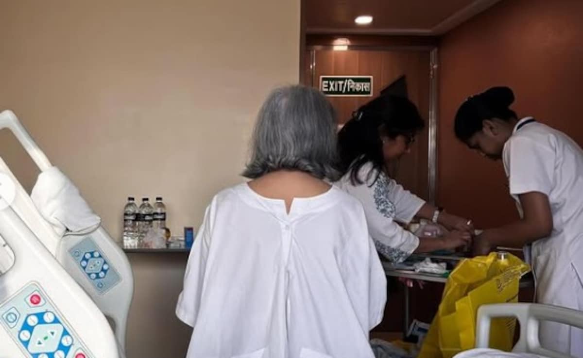Zeenat Aman shocked fans by sharing pictures from hospital, bandage seen on one eye
